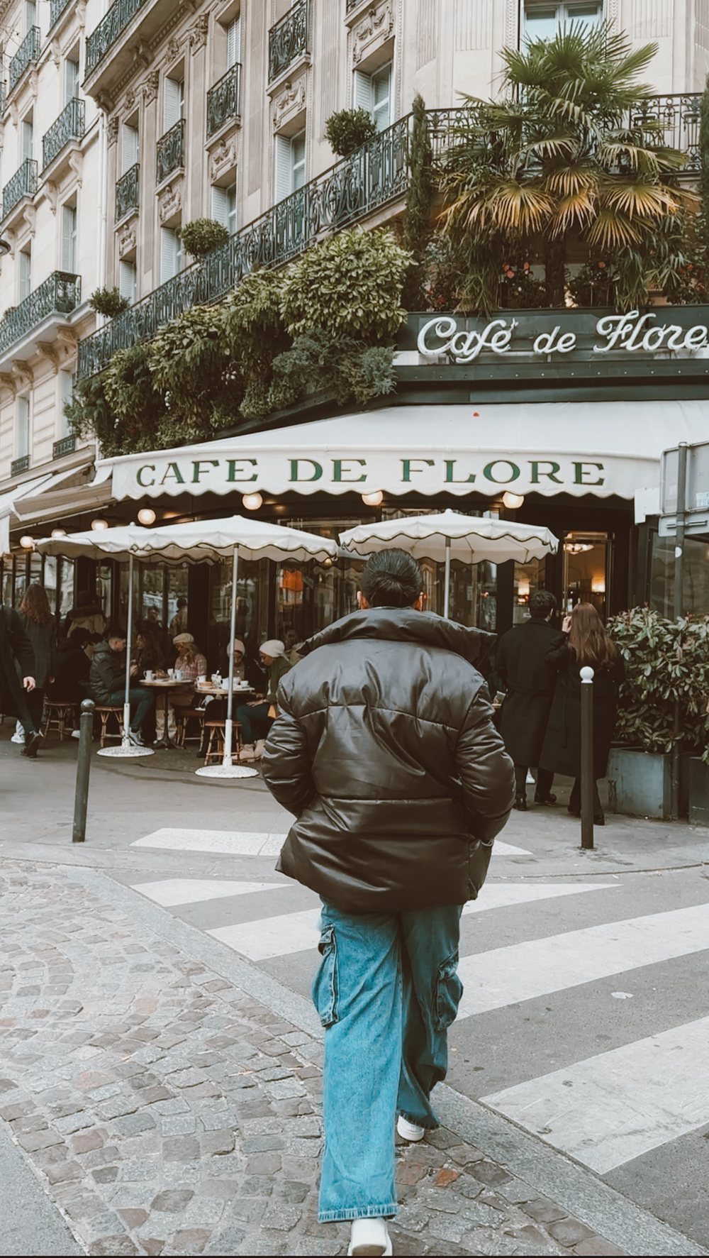 Dopo: davanti al Café de Flore a Parigi, modificata con il preset Pure Vintage