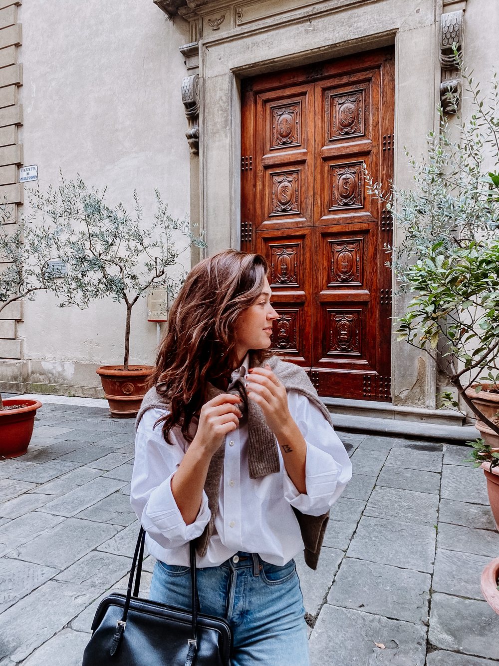 Dopo: ritratto davanti a un portone antico, modificata con Pack Milano, preset Selfie 1