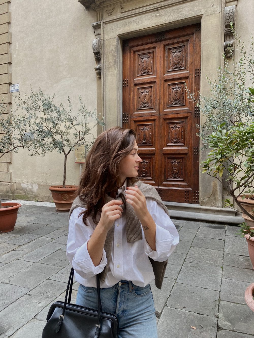 Prima: ritratto davanti a un portone antico, foto originale